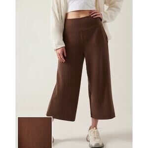 Athleta brand wide leg cropped black workout/yoga pants, women’s M